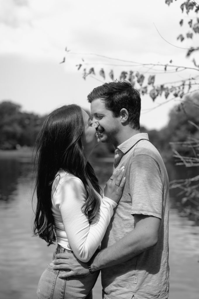 Black and white image of couple kissing in Centennial Park