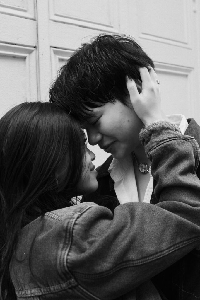 Black and White Image of couple kissing on the streets of Soho in NYC