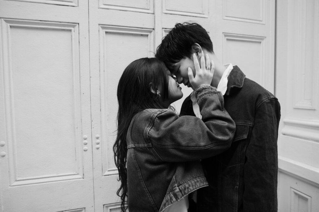 Black and White Image of couple kissing on the streets of Soho in NYC